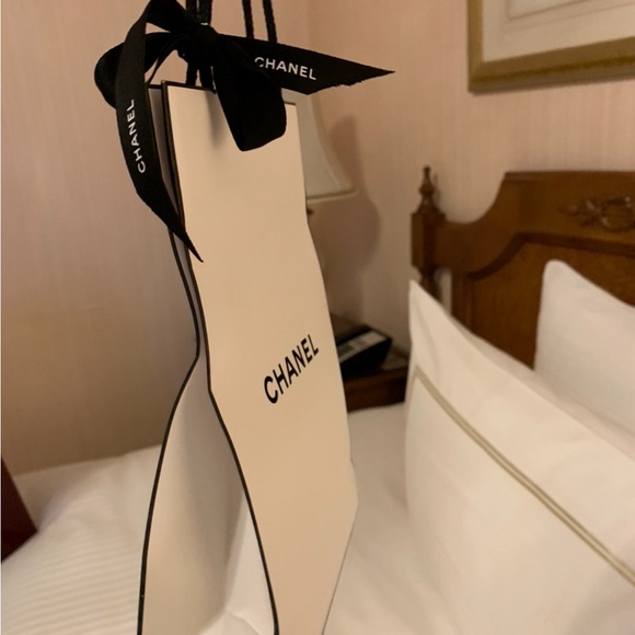 Absolutely gorgeous rare and authentic Chanel shopping bag either ribbon - Picture 2 of 5